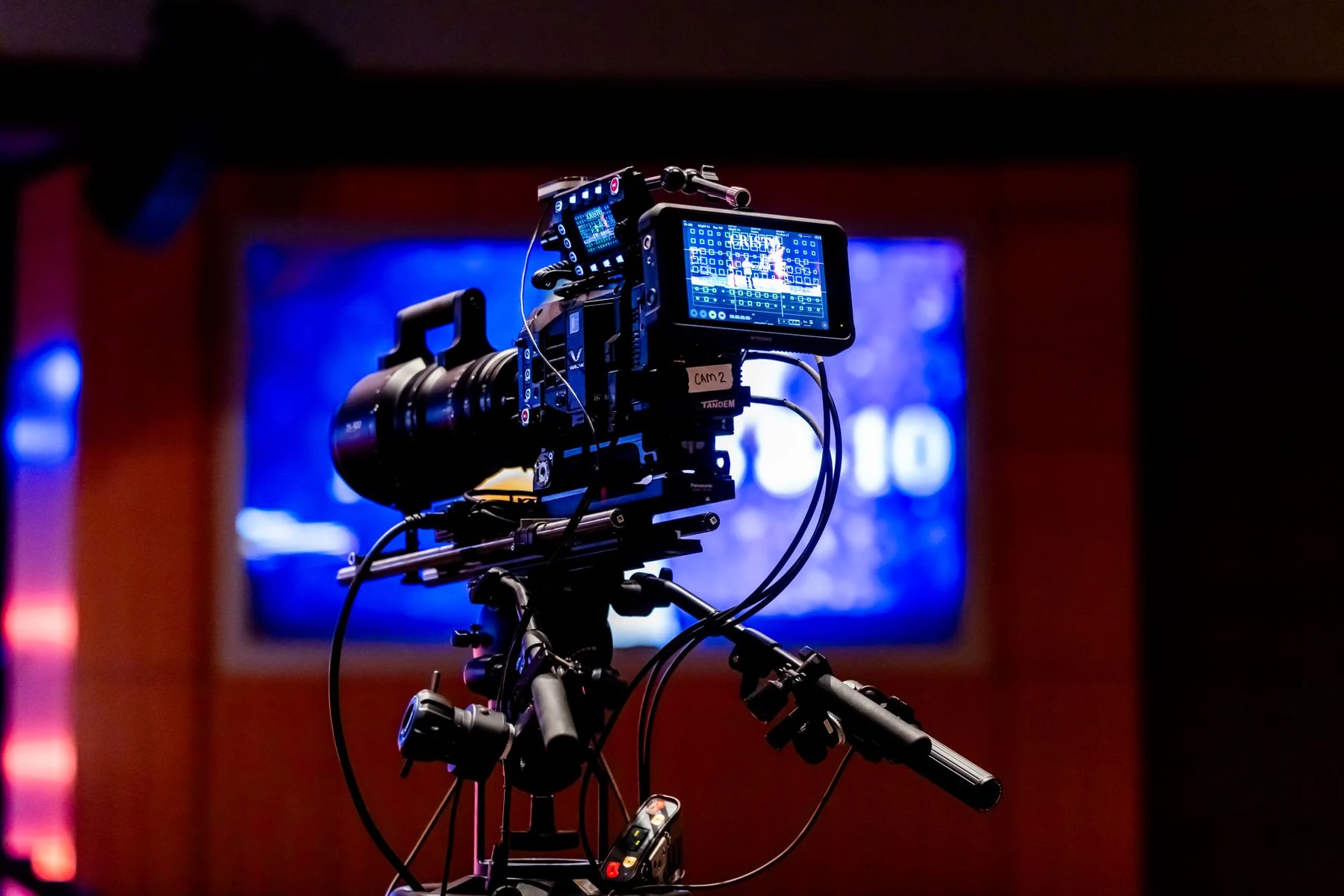Professionelle Filmkamera als Themenmotiv für Medienproduktion